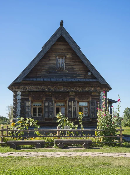 Vecchia casa di legno rurale in Suzdal, Federazione Russa — Foto Stock