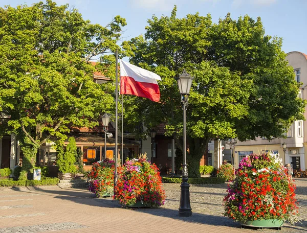 Bandera de Polonia en la plaza central de la ciudad — Foto de Stock