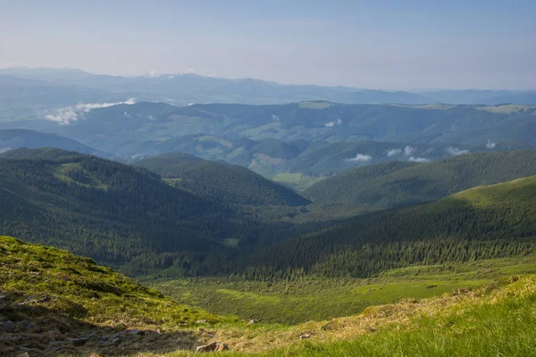 Yazın Karpat Dağları manzarası — Stok fotoğraf