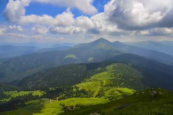 Paesaggio dei monti Carpazi in estate — Foto Stock