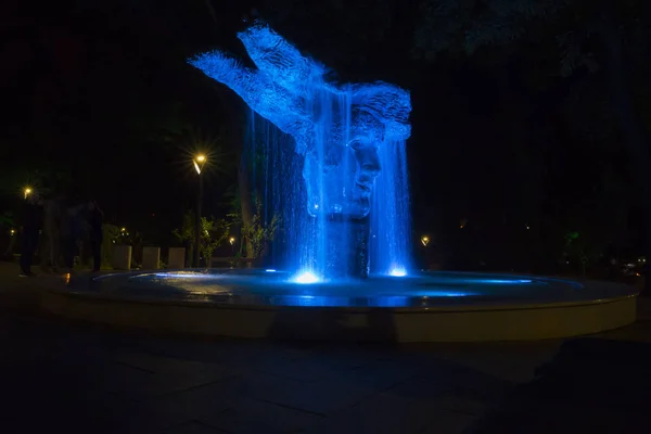 Ночной фонтан с брызгами воды, Одесса — стоковое фото