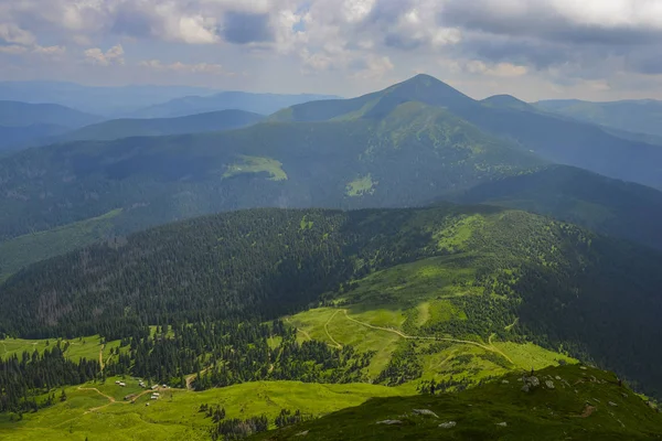 Yazın Karpat Dağları manzarası — Stok fotoğraf