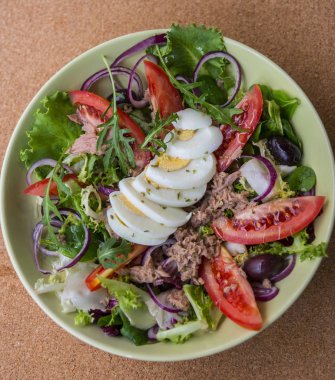 Sebzeli ve yumurtalı ton balığı salatası.