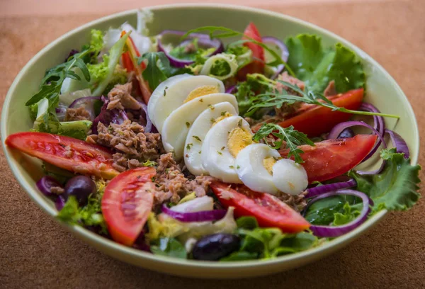 Salada de atum com legumes e ovos — Fotografia de Stock