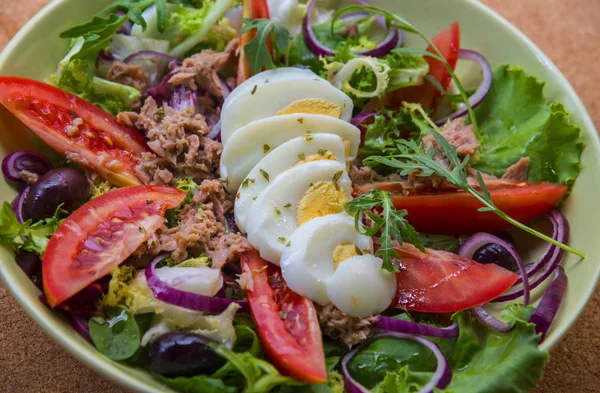 Салат из тунца с овощами и яйцами — стоковое фото