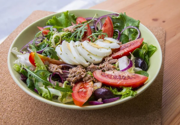 Insalata di tonno con verdure e uova — Foto Stock