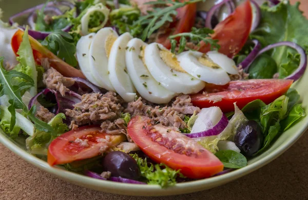 Salada de atum com legumes e ovos — Fotografia de Stock