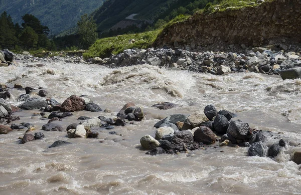 Floden Azau (Baksan) (Kabardino-Balkaria)) — Stockfoto