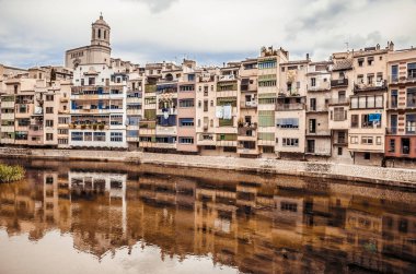 Renkli evler Girona, Catalonia, İspanya