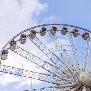 Gdansk eski kasabasında dönme dolap