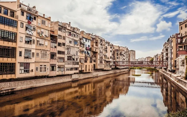 Красочные дома в Girona, Catalonia, Spain — стоковое фото