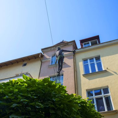 Sopot 'ta ip üstünde yürüyen balıkçı.