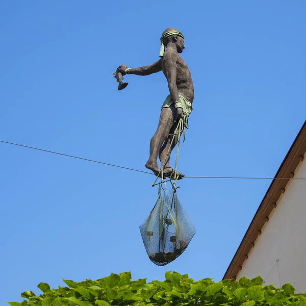Скульптура мальчика-рыбака в Сопоте — стоковое фото
