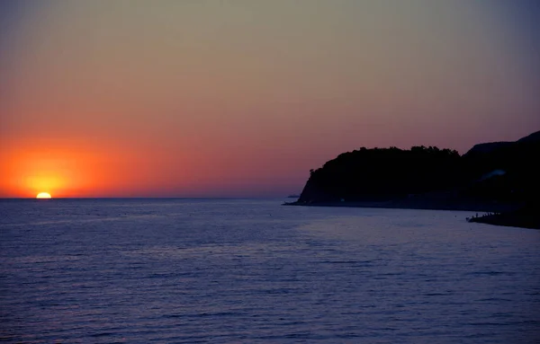 Красивый закат на черном море — стоковое фото