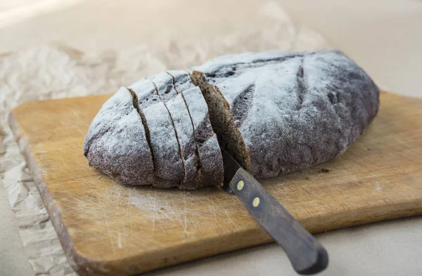 Siyah ceviz ve kuru üzüm ile ekmek — Stok fotoğraf