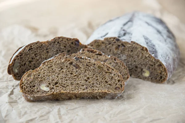 Zwart brood met walnoten en rozijnen — Stockfoto