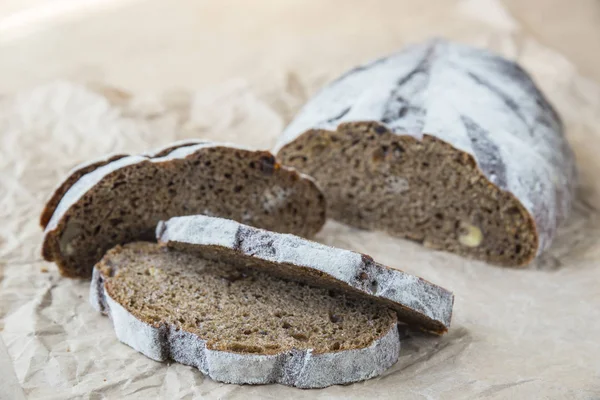 Pane nero con noci e uvetta — Foto Stock