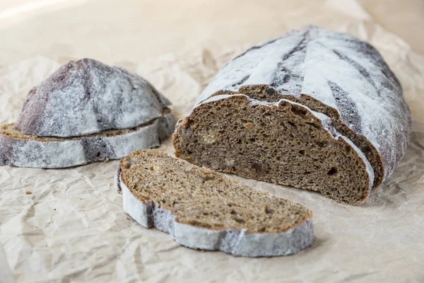 Zwart brood met walnoten en rozijnen — Stockfoto