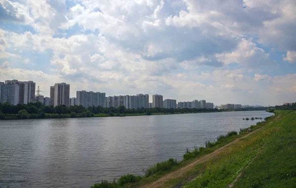 Utsikt över regionen Brateyevo, Moskva — Stockfoto