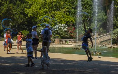 Sabun köpükleri Ciutadella Park 'ta sergileniyor.