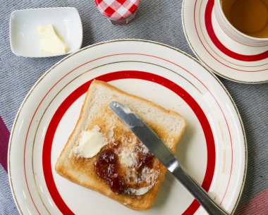 Tost, tereyağı ve reçelli kahvaltı.