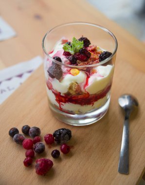 Tahıl ve meyve ile Yunan yoğurt