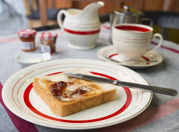 Café da manhã com torrada, manteiga e geléia — Fotografia de Stock