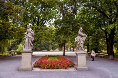 Sakson bahçesindeki kumtaşı heykeli