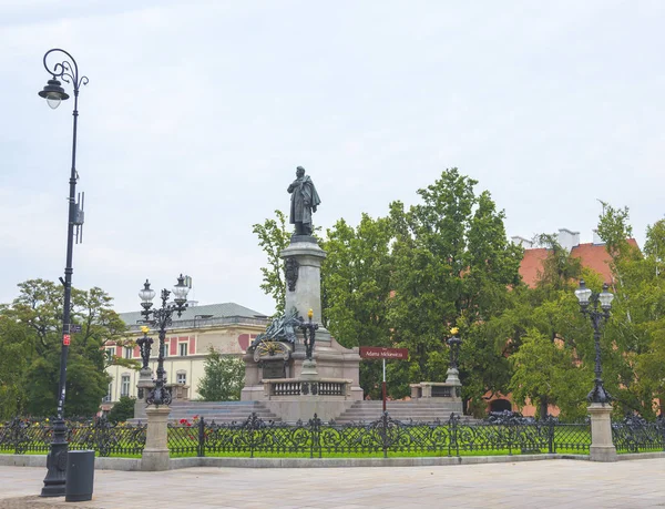 ワルシャワ市のアダム・ミキエヴィチ記念碑 — ストック写真