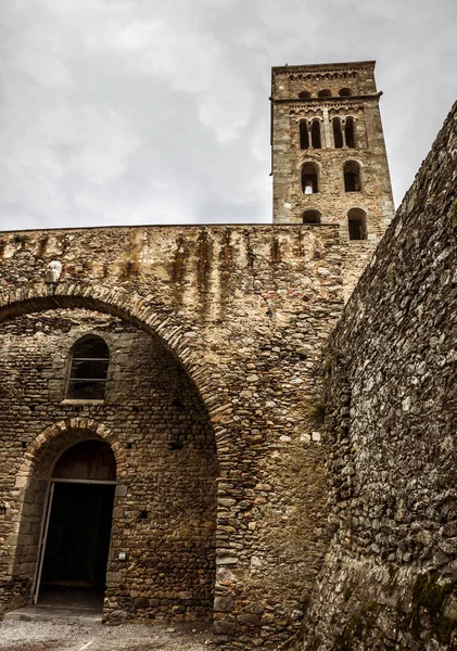 Монастырь Сан Пере де Родес в провинции Жирона. Каталони — стоковое фото