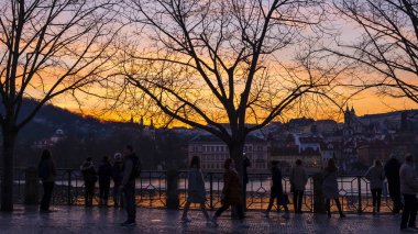 Vltava nehrinde güzel bir gün batımı. Prag şehri, CZ