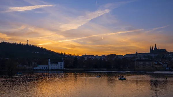Vacker solnedgång vid floden Moldau. Prag stad, Tjeckien — Stockfoto