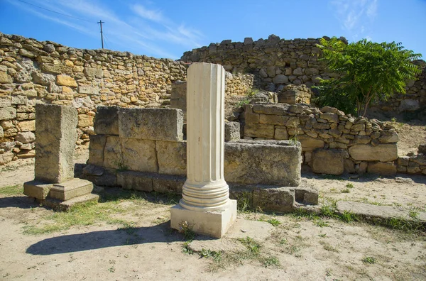 Remains of excavated walls in Nymphaion — Stock Photo, Image