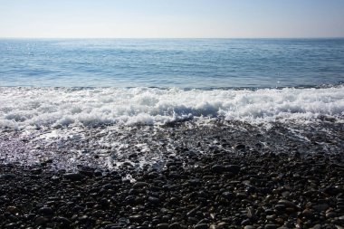 Karadeniz kıyısındaki çakıl taşı plajı