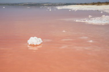 Doğal tuz kristalleri. Torrevieja 'da pembe tuz gölü. Costa Blanca, Alicante ili, İspanya