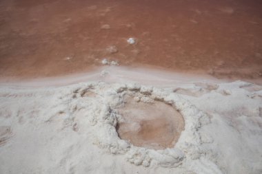 Doğal tuz kristalleri. Torrevieja 'da pembe tuz gölü. Alicante ili, İspanya