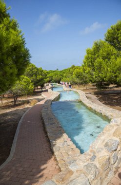 Torrevieja, Alicante Eyaleti / İspanya - 19 Temmuz 2017: Molino de Agua Parkı. Parkta çeşmeleri, şelaleleri ve kanalları olan su kompleksi
