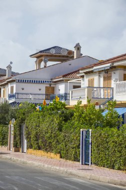 Torrevieja, Alicante Eyaleti / İspanya - 19 Temmuz 2017: Renkli evlere sahip şehir manzarası