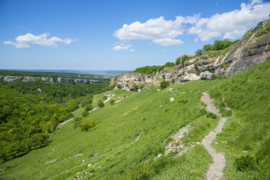 Güneşli bir yaz gününde güzel dağ manzarası, Kırım.