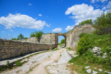 Chufut-Kale 'den geçen antik taşlı yol, Kırım' daki ortaçağ mağarası yerleşimi.