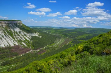 Güneşli bir yaz gününde dağ. Chufut-Kale, Kırım manzarası