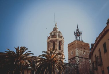 Sitges kasabasındaki Sant Bartomeu ve Santa Tecla Kilisesi. Katalonya, İspanya