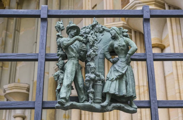 이궁의 조각품들로 장식되어 공화국의 프라하에 비투스 대성당 — 스톡 사진