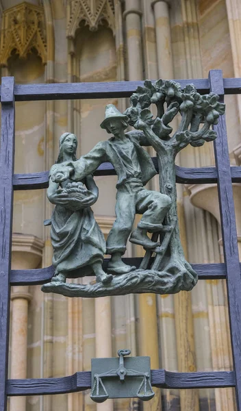이궁의 조각품들로 장식되어 공화국의 프라하에 비투스 대성당 — 스톡 사진