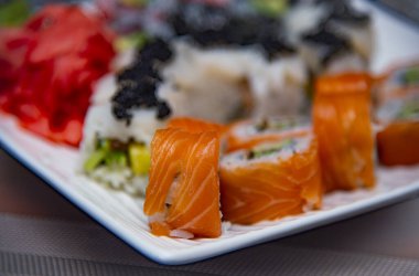 Tabaktaki lezzetli suşi, yakın çekim.