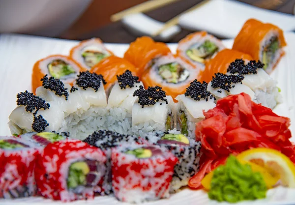 Heerlijke Sushi Het Bord Gezet Close Zicht — Stockfoto