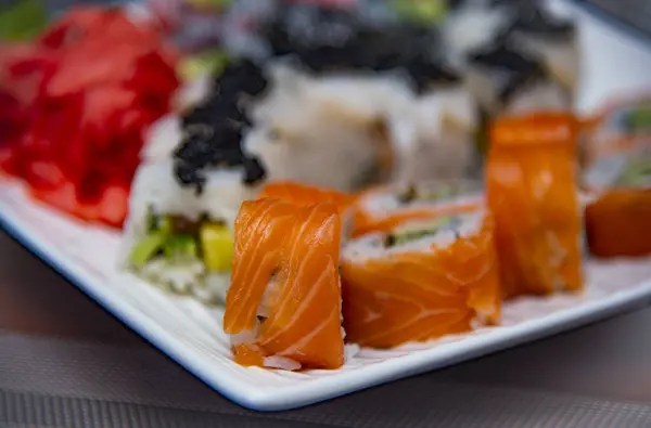 Heerlijke Sushi Het Bord Gezet Close Zicht — Stockfoto