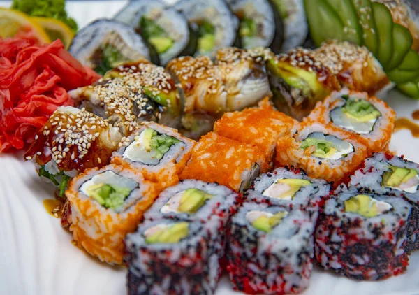 Heerlijke Sushi Het Bord Gezet Close Zicht — Stockfoto