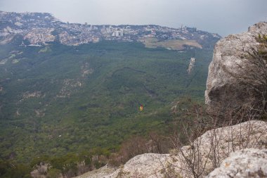 Kırım 'daki Ai-Petri dağından Yalta şehrinin manzarası