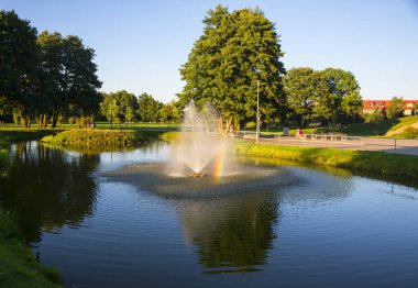 Gölünde çeşme olan güzel bir park. Reda, Polonya